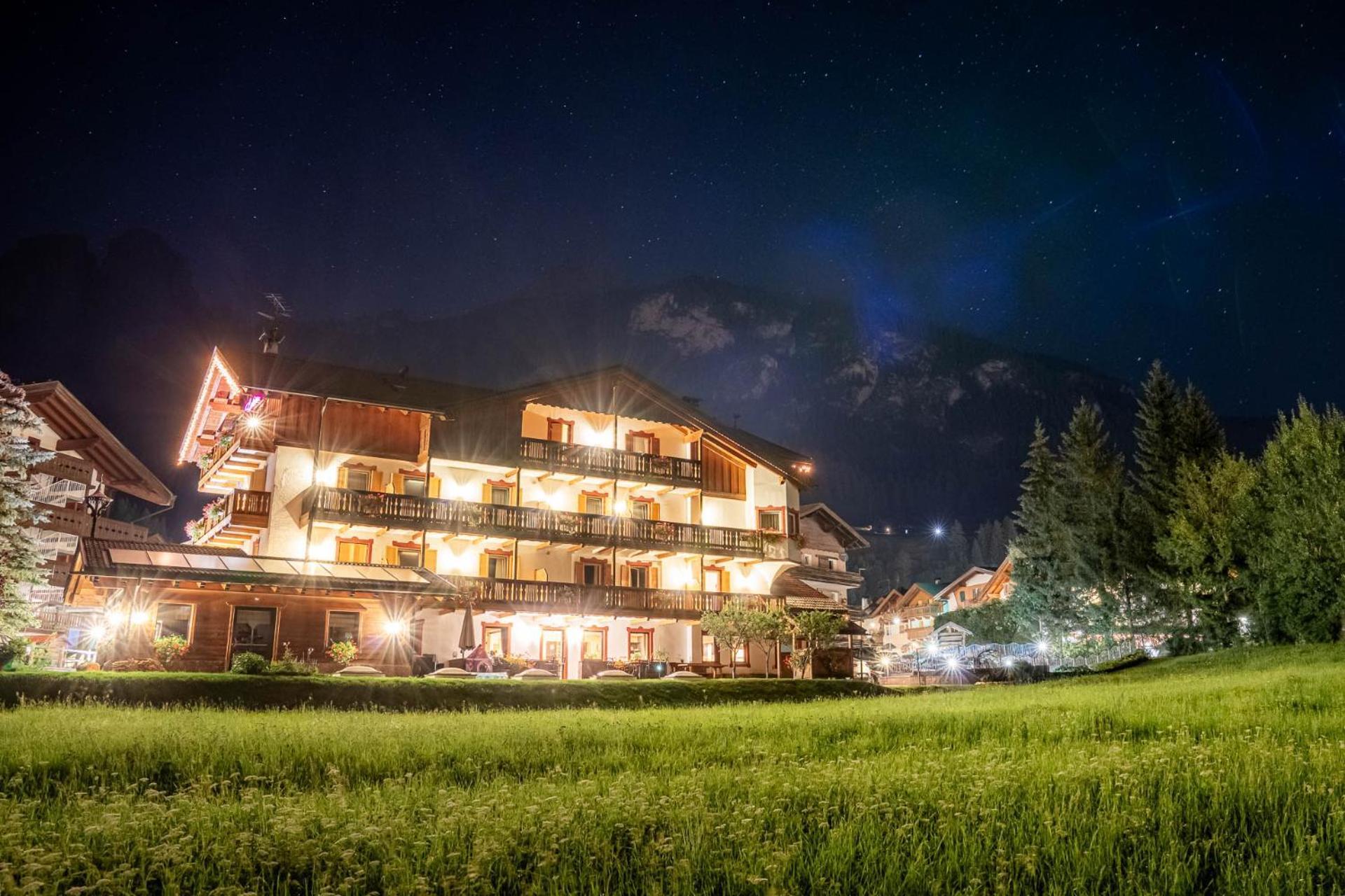 Garni Letizia Panzió Campitello di Fassa Kültér fotó